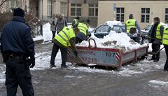 Vzni z Ruzyské vznice odklízí sníh 