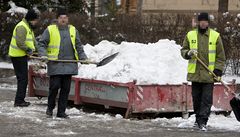 Vzni z Ruzyské vznice odklízí sníh 
