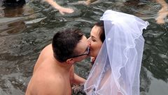 Těhotná nevěsta řekla ano svému vyvolenému v řece Metuji