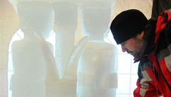 Um�lec dokon�uje ledovou sochu