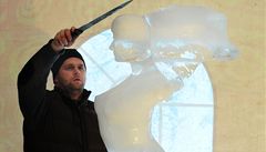 Um�lec dokon�uje ledovou sochu