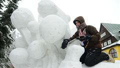 Umlec dokonuje ledovou sochu