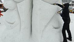 Um�lec dokon�uje ledovou sochu