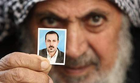 Otec mrtvého velitele Hamasu Mahmúda Mabhúha drí fotografii svého syna