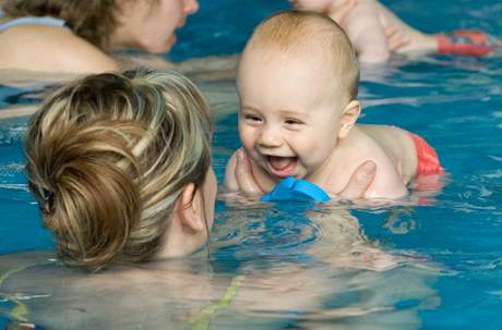 Plavání kojenc - ilustraní foto.