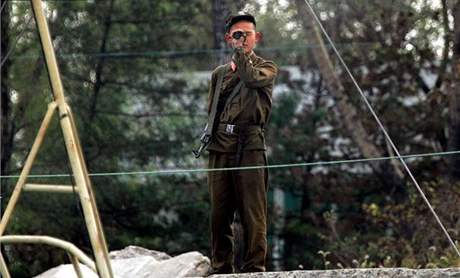 Severokorejský voják hlídá hranice s ínou.