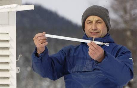 Lovec mraz Antonín Vojvodík s termografem v nejchladnjím meném míst v eské republice v Jezerní slati u umavské Kvildy