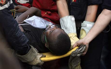 Tiadvacetiletý mu, kterého francoutí záchranái vytáhli v sobotu ivého z trosek.