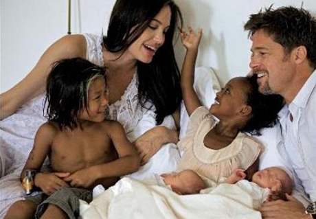 Angelina Jolie a Brad Pitt a tyi ze esti jejich dtí.