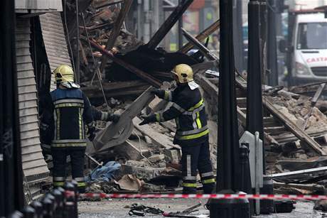 Záchranái odklízejí trosky zíceného domu v Belgii.