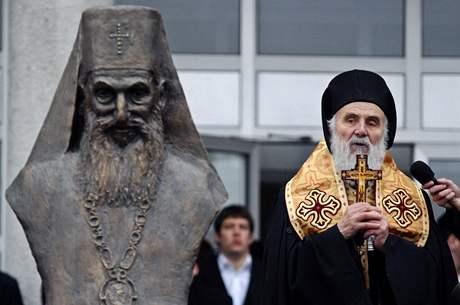Patriarcha srbské pravoslavné církve Irinej Gavrilovi (na snímku vedle busty...