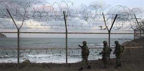 Jihokorejtí vojáci u sporné námoní hranice s KLDR