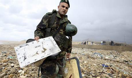 Libanonský voják se zbytky etiopského letadla na bejrútské plái.