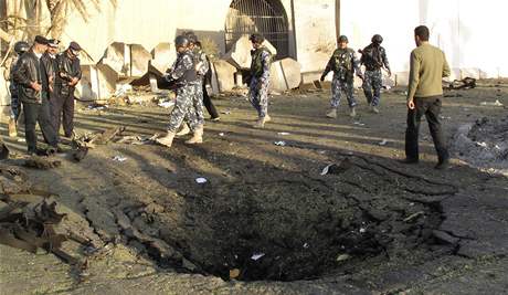 Jedno z míst bombového útoku v centru Iráku.