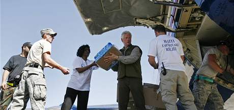 Bývalý americký prezident Bill Clinton pomáhá s výkladat humanitární pomoc na haitském letiti.