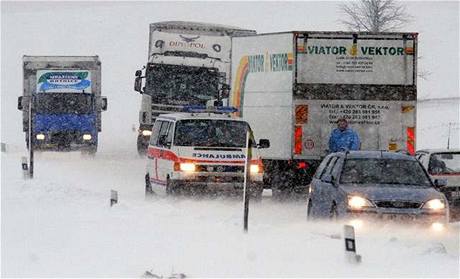 Sníh a nározový vítr komplikují dopravu - ilustraní foto.