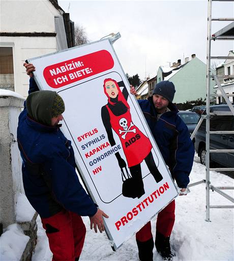 Chomutov bojuje proti prostituci. Do ulic msta umístil cedule s nápisy: 'Nabízíme syfilis, kapavku, HIV'