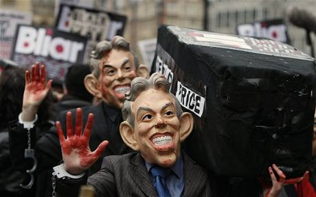 Demonstranti v Londn protestuj proti vlce v Irku v den, kdy bval britsk premir Tony Blair vypovd ped britskm vborem vyetujcm okolnosti vlky.