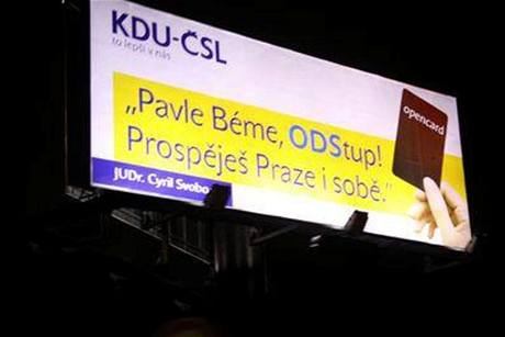 Billboard Cyrila Svobody proti praskému primátorovi Pavlu Bémovi.