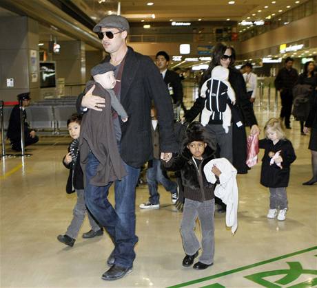 Angelina Jolie a Brad Pitt se vemi esti dtmi piletli v lednu roku 2009 do Japonska.