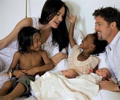 Angelina Jolie a Brad Pitt a tyi ze esti jejich dtí.