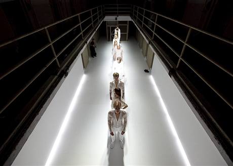 Kolekci pro jaro 2010 představil Calvin Klein ve věznici.