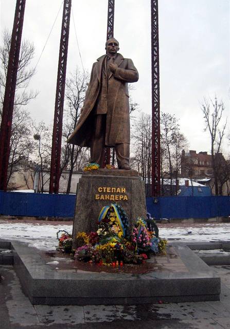 Pomnk Stepana Bandery v ukrajinskm Lvov