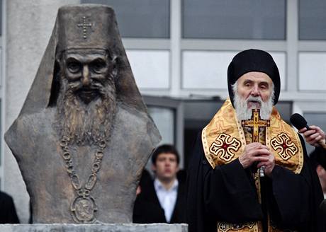 Patriarcha srbské pravoslavné církve Irinej Gavrilovi (na snímku vedle busty...