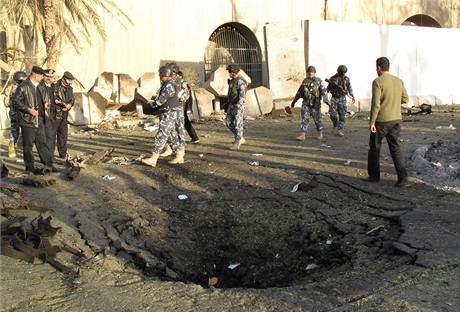 Jedno z míst bombového útoku v centru Iráku.