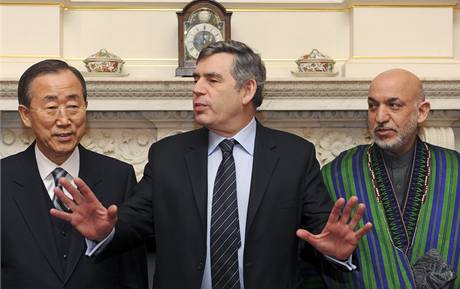 Zleva generální sekretá OSN Ban Ki-moon, britský premiér Gordon Brown a afghánský prezident Hamíd Karzáí.