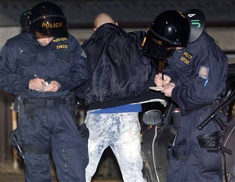 Policisté si zapisují údaje o jednom z píznivc hnutí skinheads opoutjících hostinec ve lovicích na Plzesku, kde poadatelé ukonili 18. února krátce ped plnocí na pokyn policie hudební produkci.