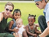 Angelina Jolie, Brad Pitt a tři ze šesti jejich dětí.