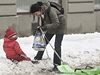 10.1.2010 - Sníh v Praze u trochu komplikuje ivot. Matka vyklopila dít na chodník. 