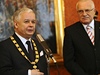Polský prezident s ádem bílého lva, který dostal od Václava Klause.