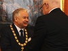 Polský prezident dostává ád bílého lva od Václava Klause.