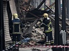 Záchranái odklízejí trosky zíceného domu v Belgii.