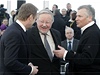 Donald Tusk (vlevo) hovoí s litevským europoslancem Vitautasem Landsbergisem (uprosted) a bývalým polským prezidentem Aleksanderem Kwasniewskim.