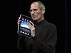 Steve Jobs s revoluním tabletem firmy Apple