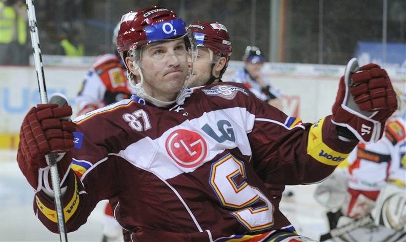 P�edehrávka 43. kola hokejové extraligy HC Sparta Praha - HC Slavia Praha 21. ledna v Praze. Petr Ton ze Sparty se raduje z gólu, který zm�nil skóre na 2:1. 