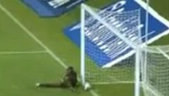 Kameni na zemi a mí� p�ed brankovou �arou (momentáln� se odrá�í od zem�).