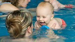 Plavání kojenc - ilustraní foto.