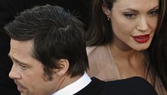 Sekretka Pitta a Jolie aluje pr o 2 miliony