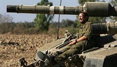 Izraelský voják odpoívá na tanku Merkava u hranic s pásmem Gaza.