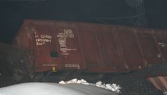 Vlak s uhlím jel na ervenou a vykolejil.