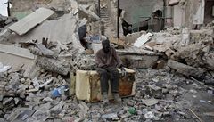 Mu na Haiti ped troskami svého domu.