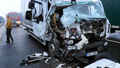 Na dálnici D8 havarovalo 16 kamion�.