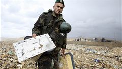 Libanonský voják se zbytky etiopského letadla na bejrútské plái.