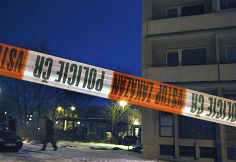 Policie na míste inu v Olomouci, kde s balkonu skoila matka s dcerou.