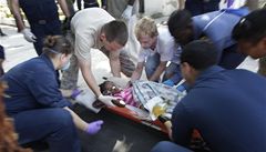 Američané se chystají přepravit zraněnou holčičku do nemocnice. | na serveru Lidovky.cz | aktuální zprávy