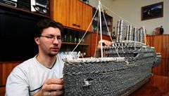 Sběratel postavil z již neplatných padesátníků model Titaniku 